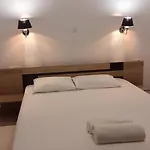 Chez Kiki Et Ioannis Appartamento Engaraí